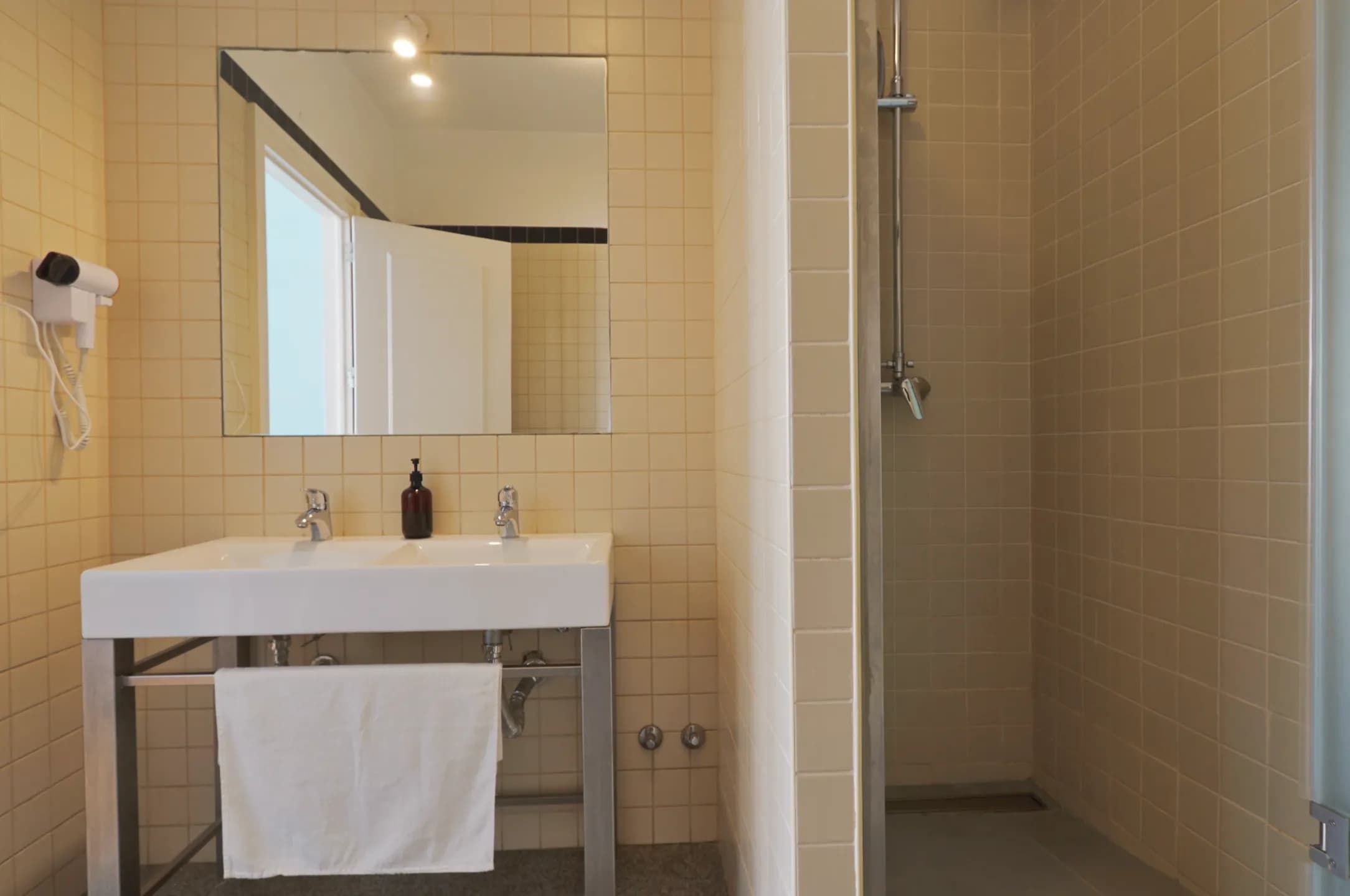 Deluxe Quad Private Room — photo 5