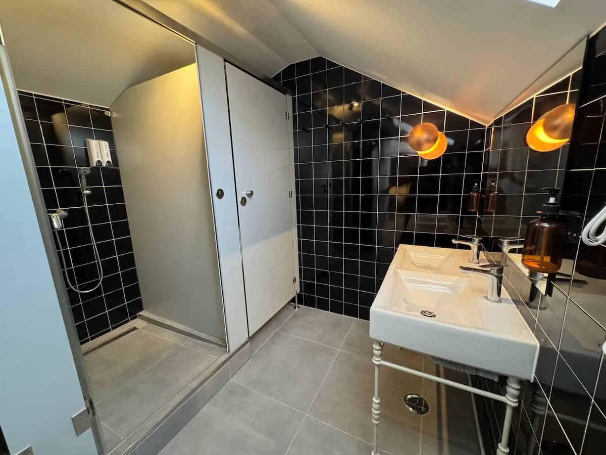 10 Bed Female Shared Room — photo 4